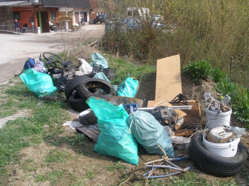 svetovni-dan-okolja V vseslovenski čistilni akciji aprila se je na žalost pokazalo, da je marsikomu vseeno, kam odvrže smeti. Foto: Lucija Kac