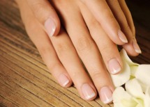 nohti Z naravnimi pripravki nad nego nohtov